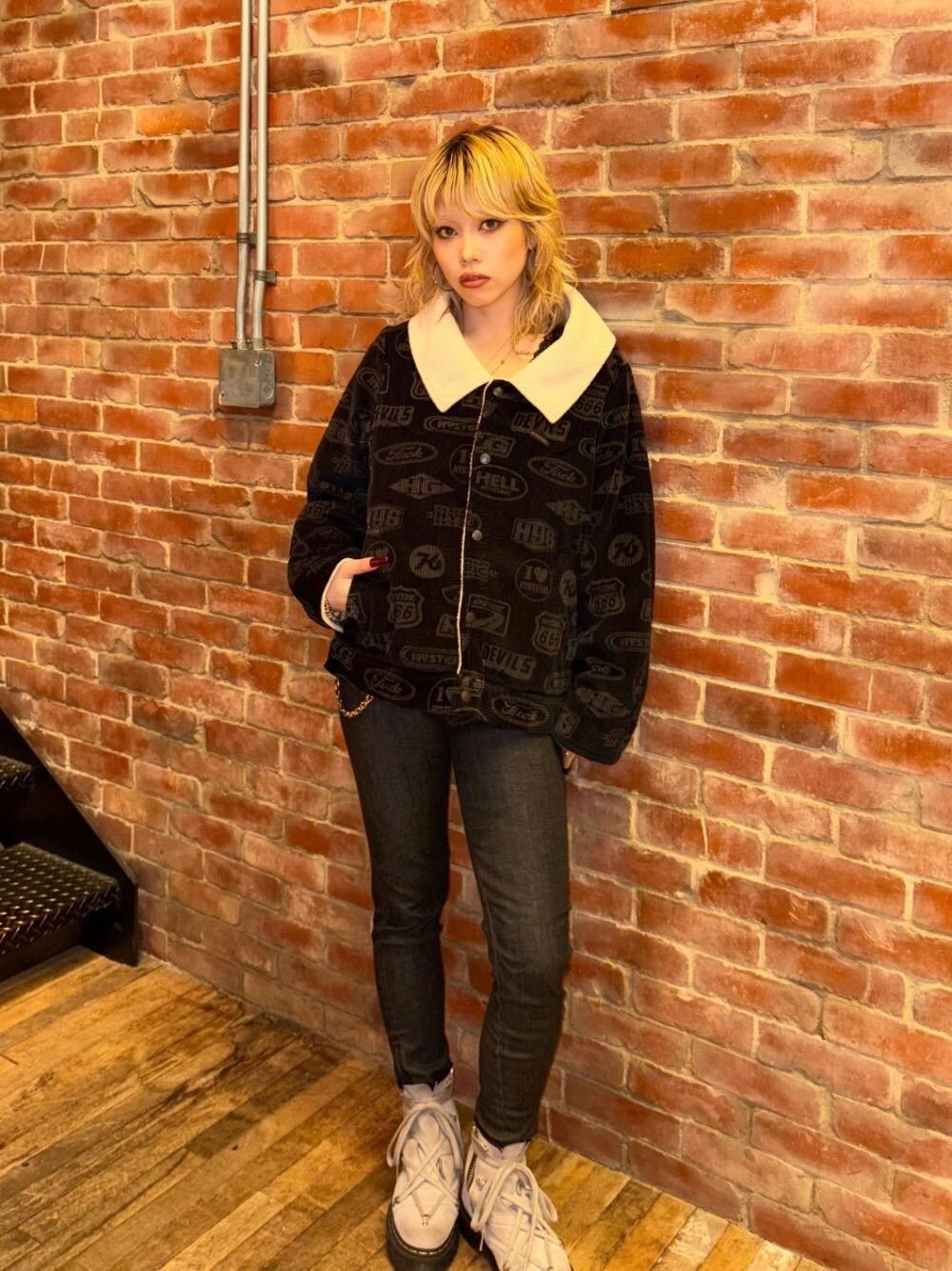 「デニム、アウター、スキニー、アクセサリー、ヒステリックグラマー、HYSTERIC GLAMOUR、ボアジャケット 」｜「HYSTERIC GLAMOURのWOMAN ON SKULL  PICKウォレットチェーン（ウォレットチェーン、シルバー系）」を使った、k_n_e0819さん（レディース・158cm）の秋コーディネートの1枚目の写真