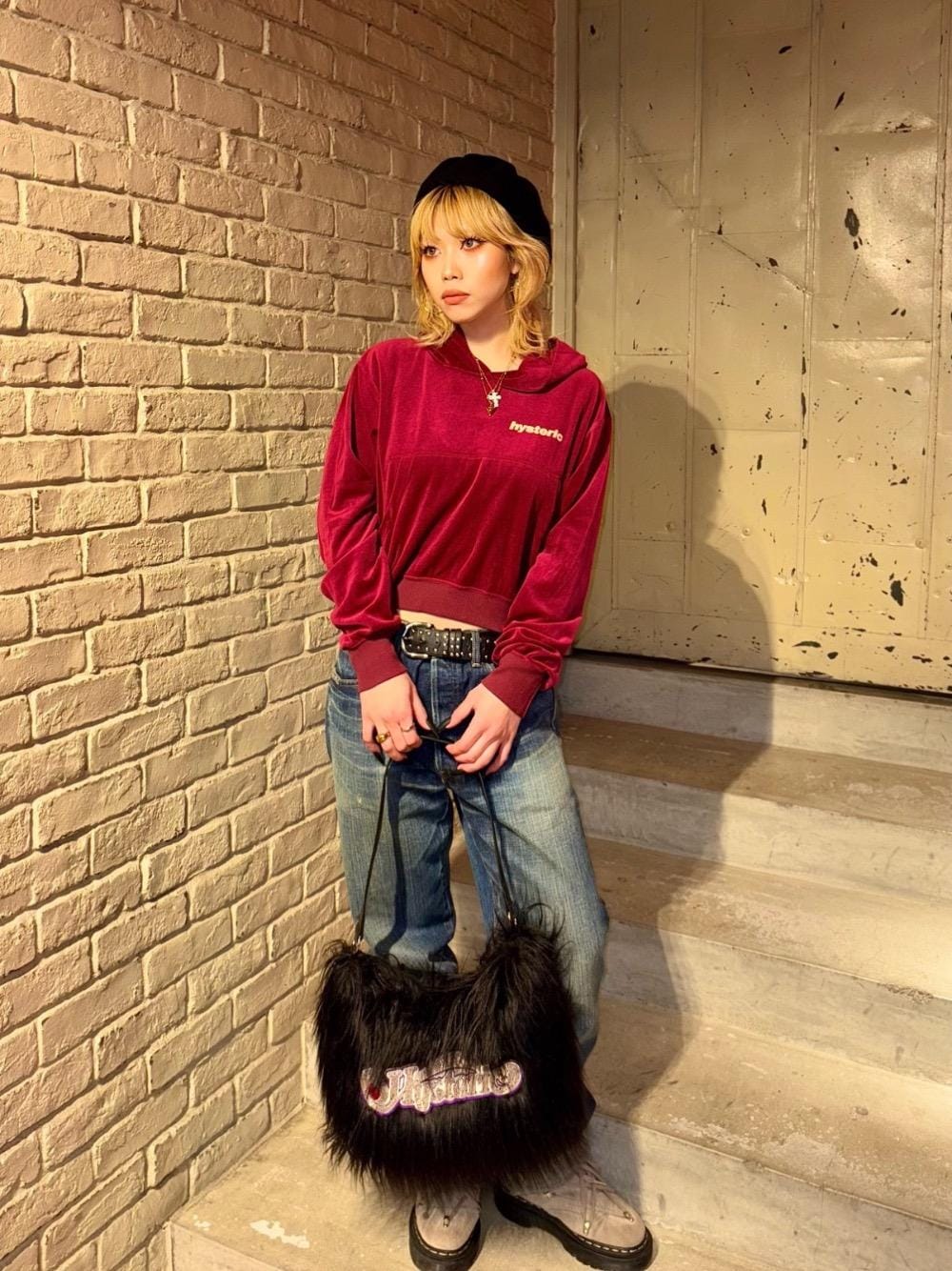 「デニム、パーカー、バッグ、バックプリント、ヒステリックグラマー、HYSTERIC GLAMOUR」｜「HYSTERIC GLAMOURのSEE NO EVIL ベレー帽（ハンチング/ベレー帽、ブラック系）」を使った、k_n_e0819さん（レディース・158cm）の冬コーディネートの1枚目の写真
