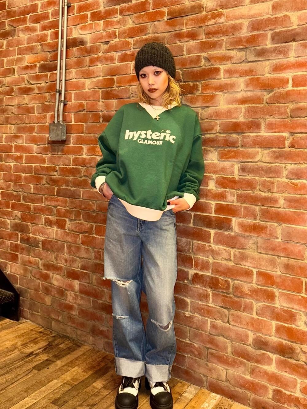 「スウェット、デニム、アメカジ、オーバーサイズ、ダメージデニムパンツ、ヒステリックグラマー、HYSTERIC GLAMOUR、ワイドパンツ 」｜「HYSTERIC GLAMOURのRESIZE加工 デニムストレートパンツ（デニムパンツ、ブルー系）」を使った、k_n_e0819さん（レディース・158cm）の冬コーディネートの1枚目の写真