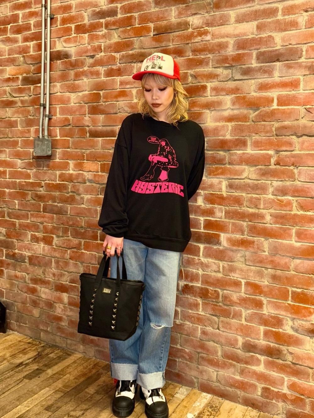 「デニム、アメカジ、キャップ、ロンT、ダメージデニムパンツ、ヒステリックグラマー、HYSTERIC GLAMOUR、ワイドパンツ 」｜「HYSTERIC GLAMOURのSTUDS CANVAS クロスボディーバッグ（ショルダーバッグ、ブラック系）」を使った、k_n_e0819さん（レディース・158cm）の冬コーディネートの1枚目の写真