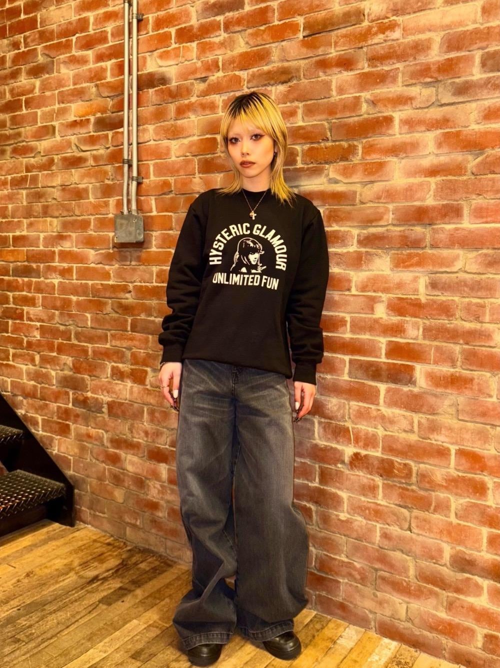「スウェット、デニム、アメカジ、ヒステリックグラマー、HYSTERIC GLAMOUR、ワイドパンツ 」｜「HYSTERIC GLAMOURのUNLIMITED FUN スウェット（スウェット、ブラック系）」を使った、k_n_e0819さん（レディース・158cm）の冬コーディネートの1枚目の写真
