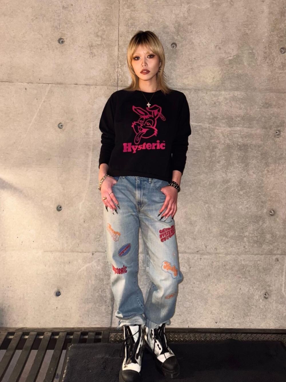 「スウェット、デニム、アメカジ、ベルト、ヒステリックグラマー、HYSTERIC GLAMOUR」｜「HYSTERIC GLAMOURのHYS LOGO刺繍 ストレートデニムパンツ（デニムパンツ、ブルー系）」を使った、k_n_e0819さん（レディース・158cm）の冬コーディネートの1枚目の写真