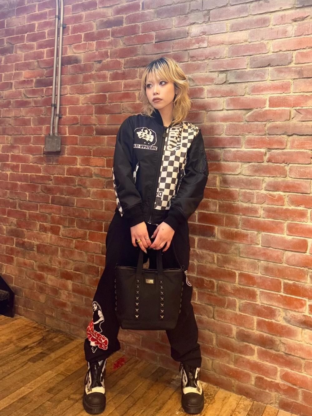 「スウェットパンツ、アウター、バッグ、ヒステリックグラマー、HYSTERIC GLAMOUR、ジャケット 」｜「HYSTERIC GLAMOURのSTUDS CANVAS クロスボディーバッグ（ショルダーバッグ、ブラック系）」を使った、k_n_e0819さん（レディース・158cm）の冬コーディネートの1枚目の写真
