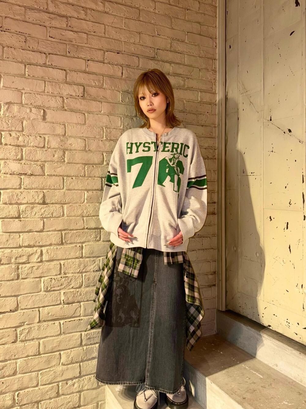 「スウェット、ロングスカート、ヒステリックグラマー、HYSTERIC GLAMOUR、シャツ 、スカート 」｜「HYSTERIC GLAMOURのHYSTERIC 76 オーバーサイズジャンパー（その他アウター、グレー系）」を使った、k_n_e0819さん（レディース・158cm）の冬コーディネートの1枚目の写真