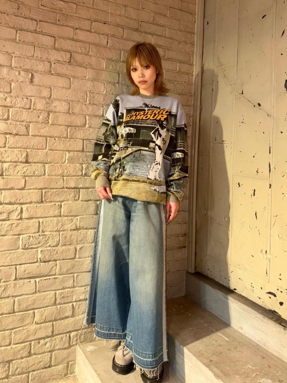 「スウェット、デニム、ヒステリックグラマー、HYSTERIC GLAMOUR、ワイドパンツ 」｜「HYSTERIC GLAMOURのシルバーサイドライン 8分丈ワイドデニムパンツ（デニムパンツ、ブルー系）」を使った、k_n_e0819さん（レディース・158cm）の冬コーディネートの1枚目の写真