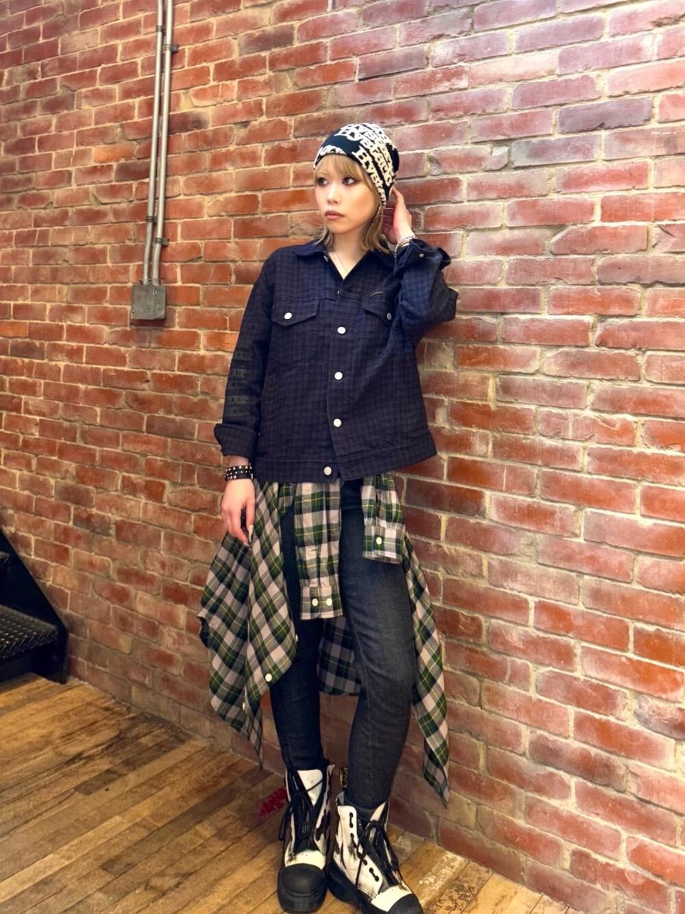 「デニム、ニット帽、スキニー、ビーニー、ヒステリックグラマー、HYSTERIC GLAMOUR、シャツ 、ジャケット 」｜「HYSTERIC GLAMOURのBAD ASS MAMA アームスリットシャツ（シャツ/ブラウス、グリーン系）」を使った、k_n_e0819さん（レディース・158cm）の冬コーディネートの1枚目の写真