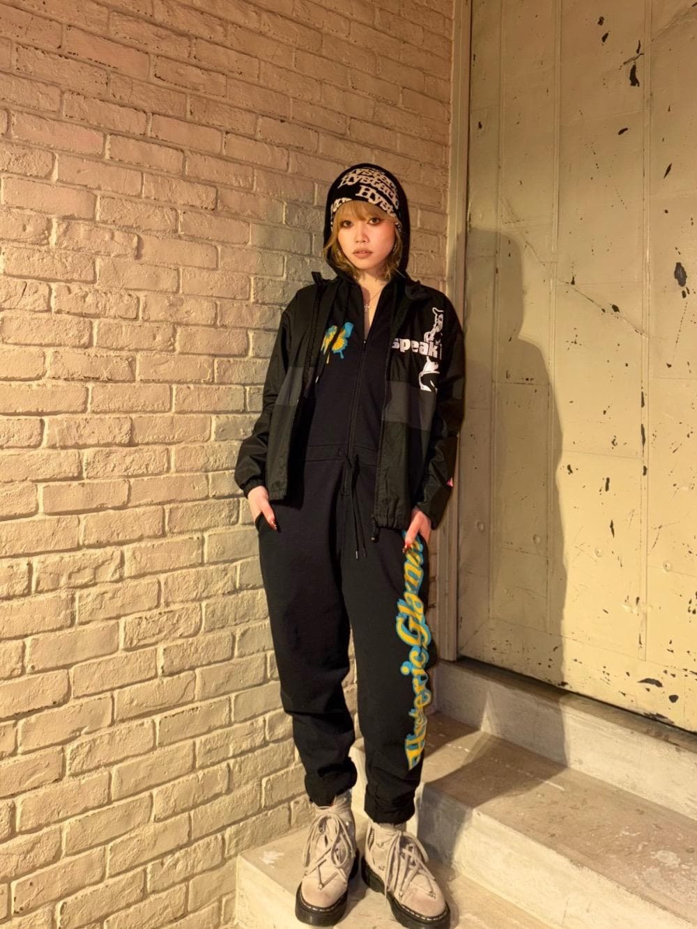 「ニット帽、オールインワン、ナイロンジャケット、ビーニー、ヒステリックグラマー、HYSTERIC GLAMOUR」｜「HYSTERIC GLAMOURのTYPE LOGO オーバーサイズビーニー（ニットキャップ/ビーニー、ブラック系）」を使った、k_n_e0819さん（レディース・158cm）の冬コーディネートの1枚目の写真