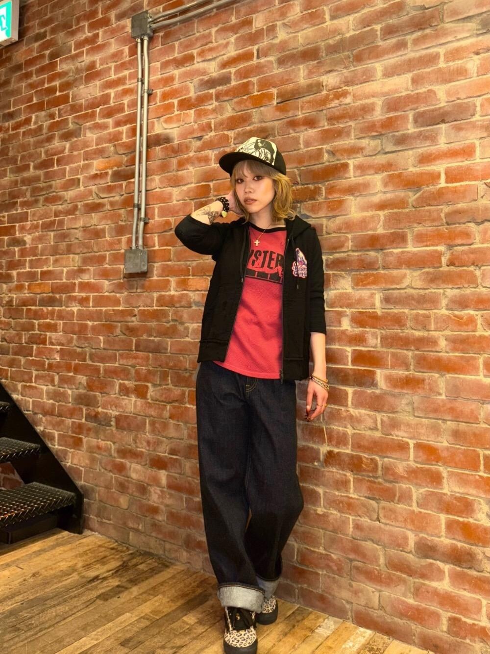 「デニム、キャップ、パーカー、ベスト、ロンT、ラグラン、ヒステリックグラマー、HYSTERIC GLAMOUR、ワイドパンツ 」｜「HYSTERIC GLAMOURの1タックワイドデニムパンツ（デニムパンツ、ブルー系）」を使った、k_n_e0819さん（レディース・158cm）の春コーディネートの1枚目の写真