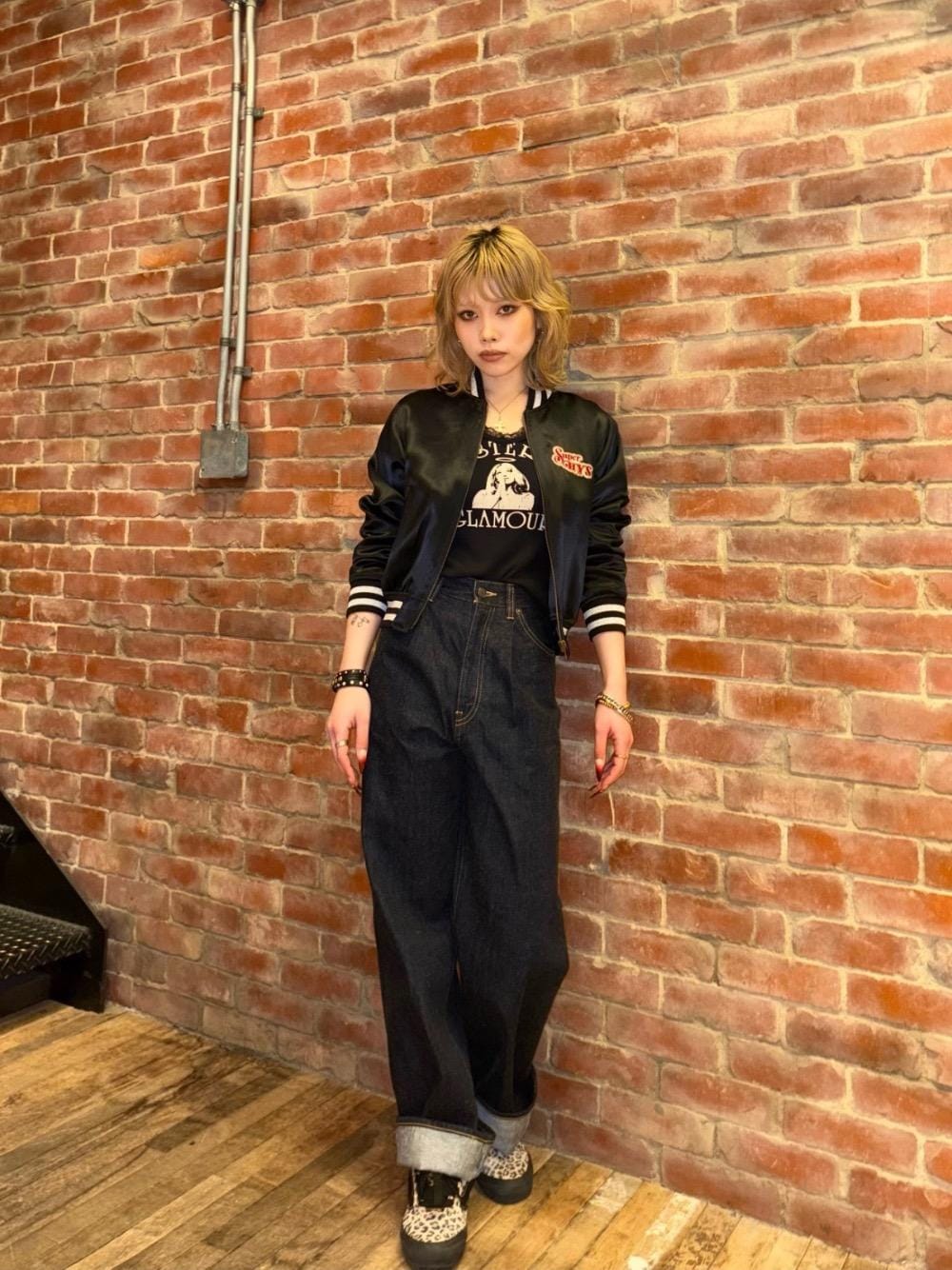 「デニム、スカジャン、ロンT、ヒステリックグラマー、HYSTERIC GLAMOUR、ワイドパンツ 、ジャケット 」｜「HYSTERIC GLAMOURの1タックワイドデニムパンツ（デニムパンツ、ブルー系）」を使った、k_n_e0819さん（レディース・158cm）の春コーディネートの1枚目の写真
