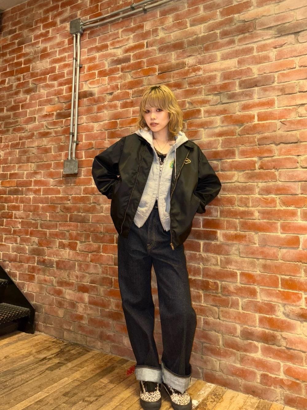 「デニム、パーカー、ベスト、ロンT、コーチジャケット、ヒステリックグラマー、HYSTERIC GLAMOUR、ワイドパンツ 、ジャケット 」｜「HYSTERIC GLAMOURの1タックワイドデニムパンツ（デニムパンツ、ブルー系）」を使った、k_n_e0819さん（レディース・158cm）の春コーディネートの1枚目の写真