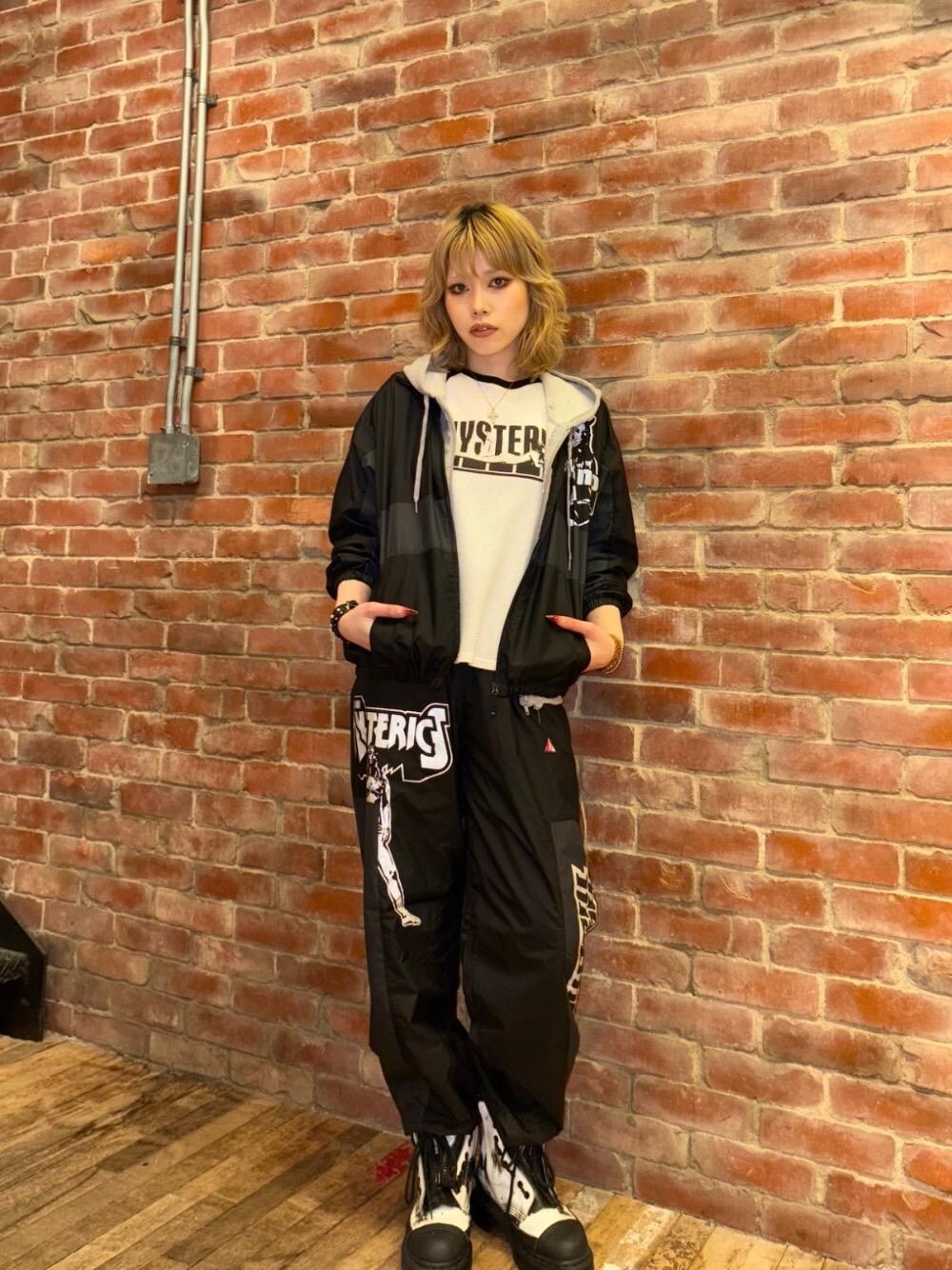 「セットアップ、パーカー、ベスト、ロンT、ナイロンジャケット、ヒステリックグラマー、ナイロンパンツ、HYSTERIC GLAMOUR」｜「HYSTERIC GLAMOURのGIRLS TAKE OVER ベスト（ベスト、グレー系）」を使った、k_n_e0819さん（レディース・158cm）の春コーディネートの1枚目の写真