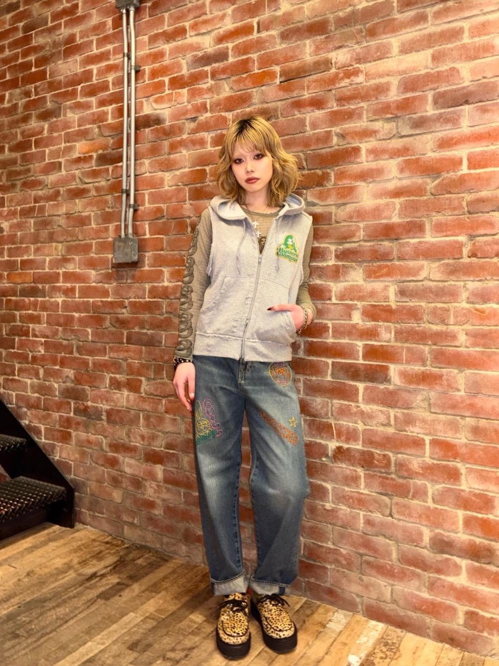 「デニム、パーカー、ベスト、ロンT、靴、ヒステリックグラマー、HYSTERIC GLAMOUR」｜「HYSTERIC GLAMOURのクリーパーシューズ（ローファー、ベージュ系）」を使った、k_n_e0819さん（レディース・158cm）の春コーディネートの1枚目の写真