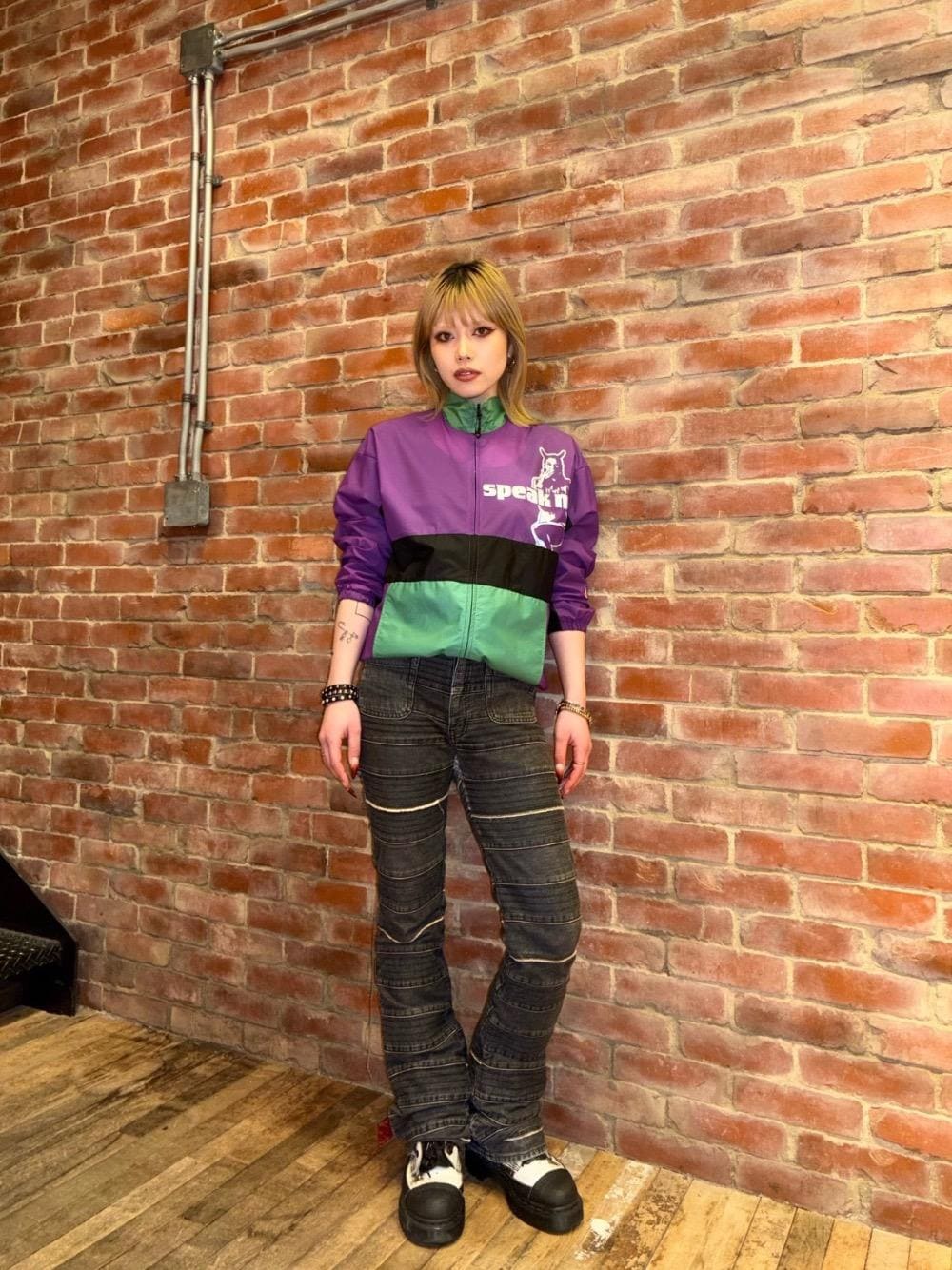 「デニム、ナイロンジャケット、フレアパンツ、ヒステリックグラマー、HYSTERIC GLAMOUR」｜「HYSTERIC GLAMOURのスクラッチフレアデニムパンツ（デニムパンツ、ブラック系）」を使った、k_n_e0819さん（レディース・158cm）の春コーディネートの1枚目の写真