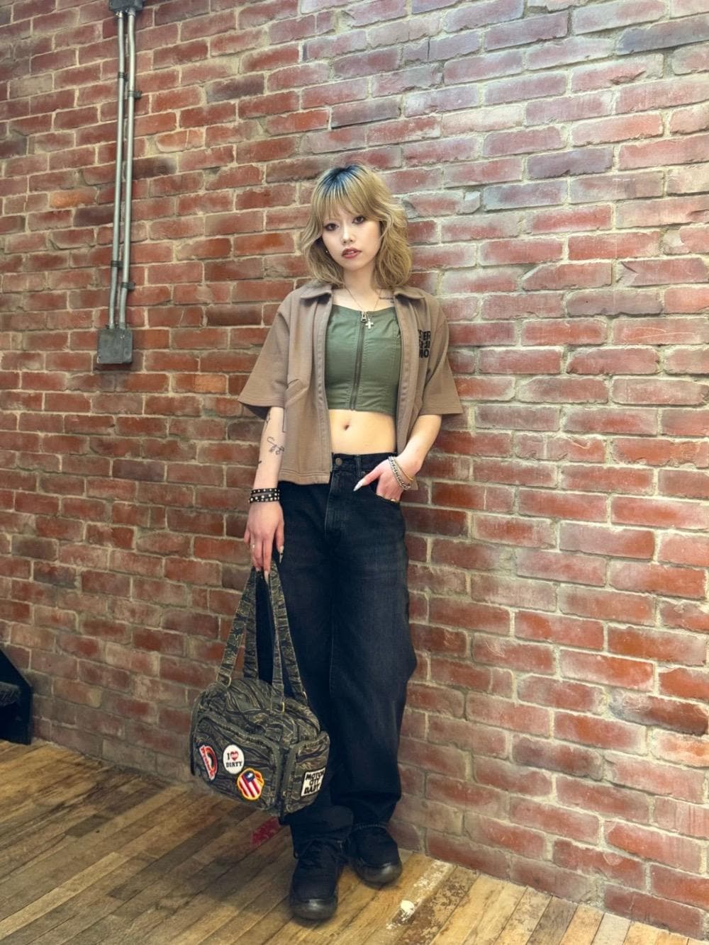 「デニム、バッグ、ビスチェ、ヒステリックグラマー、HYSTERIC GLAMOUR、ジャケット 」｜「HYSTERIC GLAMOURのPATCH SCRATCH ミニボストンバッグ（ボストンバッグ、グリーン系）」を使った、k_n_e0819さん（レディース・158cm）の春コーディネートの1枚目の写真