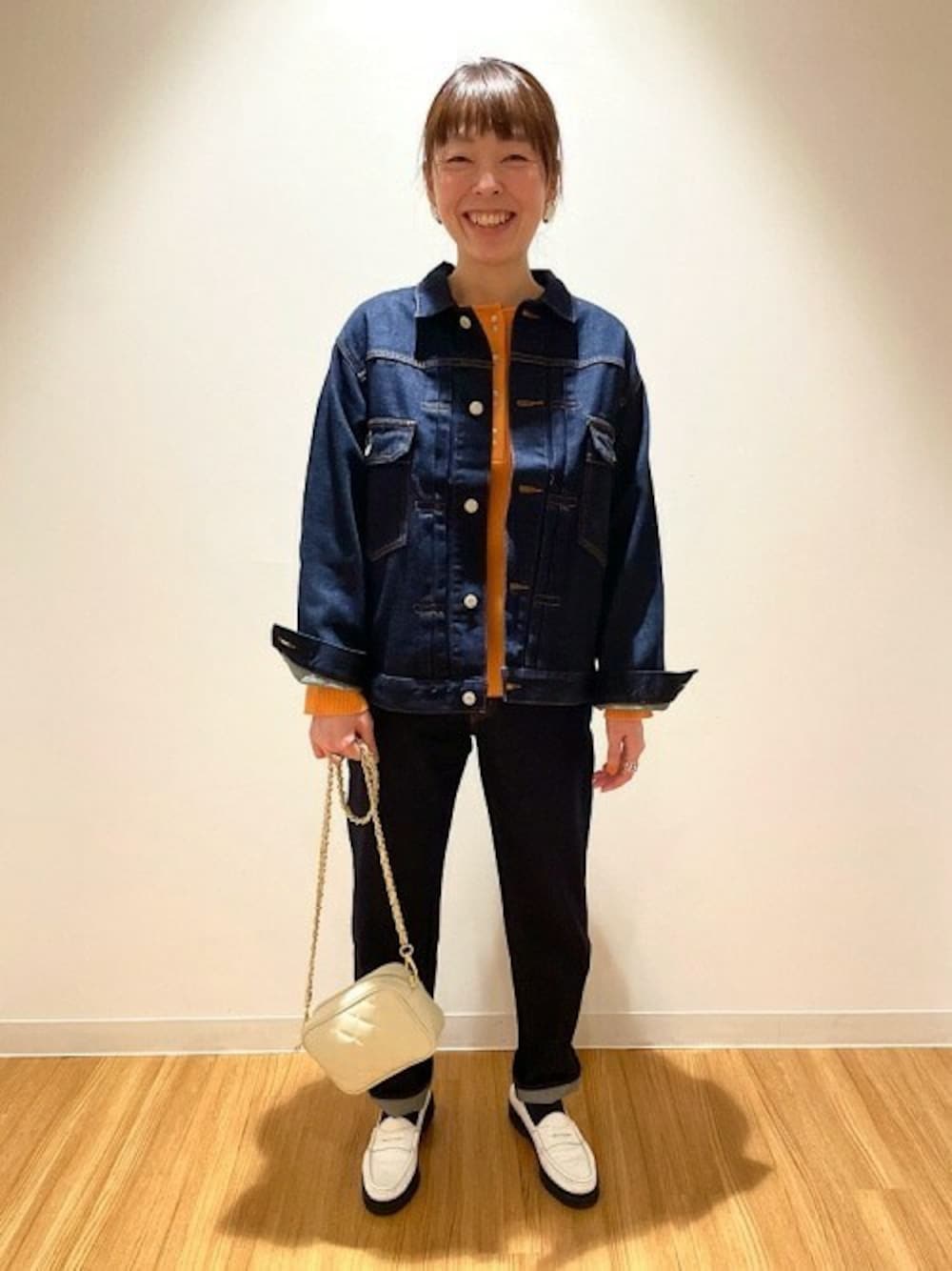 「デニム、デニムジャケット、カラーニット、オレンジ、デニムパンツ」｜「SHIPSの〈手洗い可能〉オーガニックコットンシルク2WAYプルオーバー（ニット/セーター、オレンジ系）」を使った、木下さん（レディース・163cm）の冬コーディネートの1枚目の写真