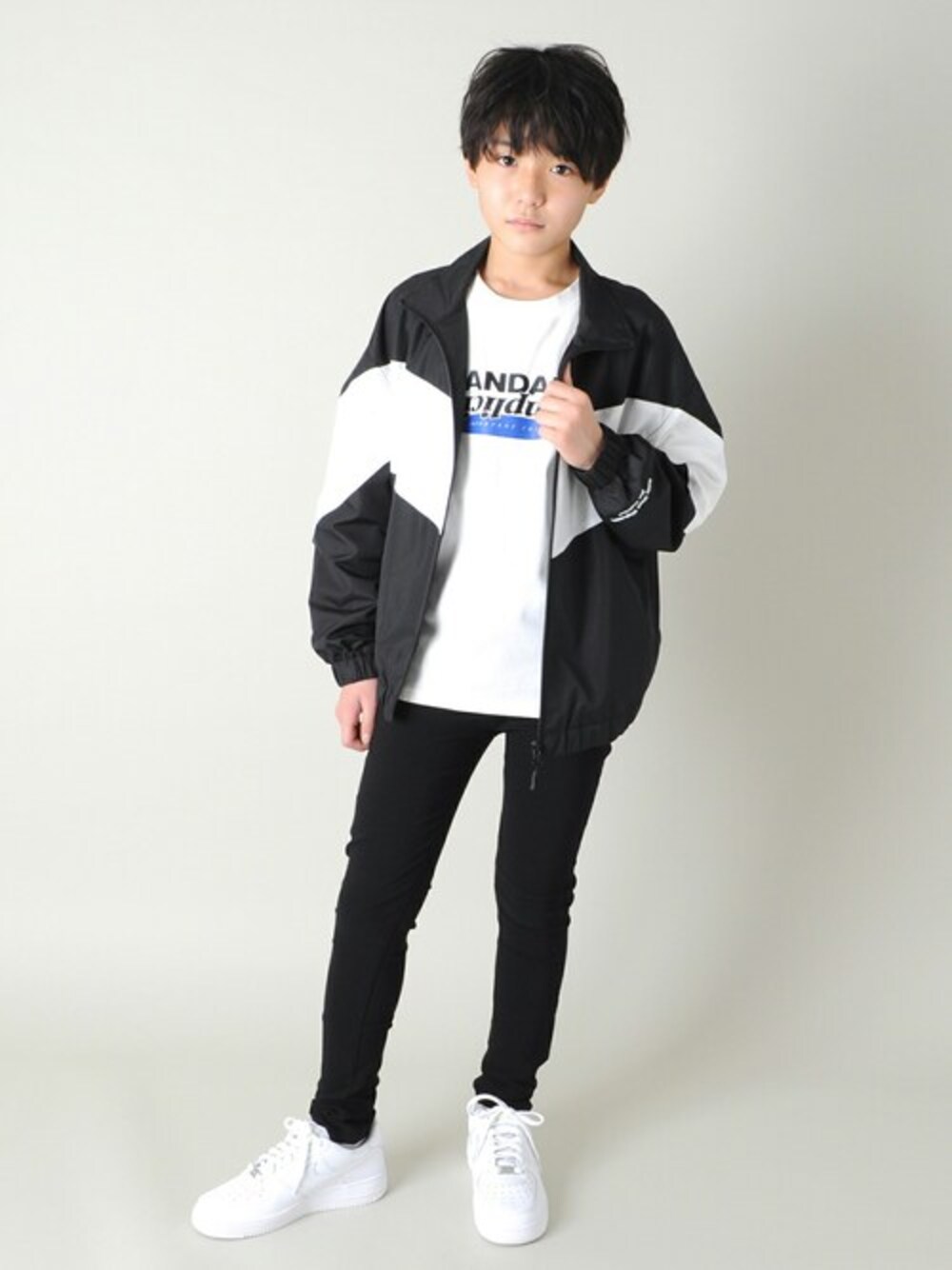 ブラック系のブルゾン、ホワイト系のTシャツ/カットソー、ブラック系のチノパンツを着用したキッズの冬コーディネートの1枚目の写真