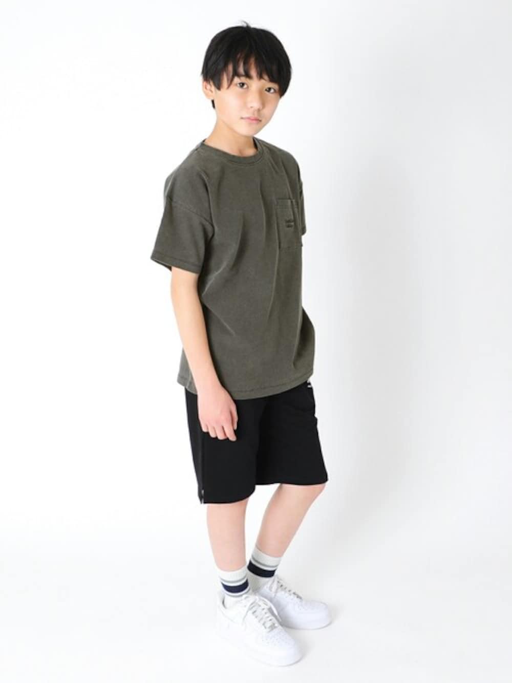 グレー系のTシャツ/カットソー、ブラック系のその他パンツ、その他のソックス/靴下を着用したキッズの春コーディネートの1枚目の写真