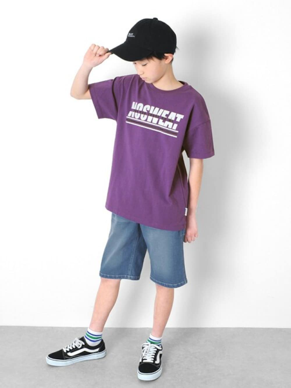 パープル系のTシャツ/カットソー、ブルー系のデニムパンツ、ブラック系のキャップを着用したキッズの春コーディネートの1枚目の写真