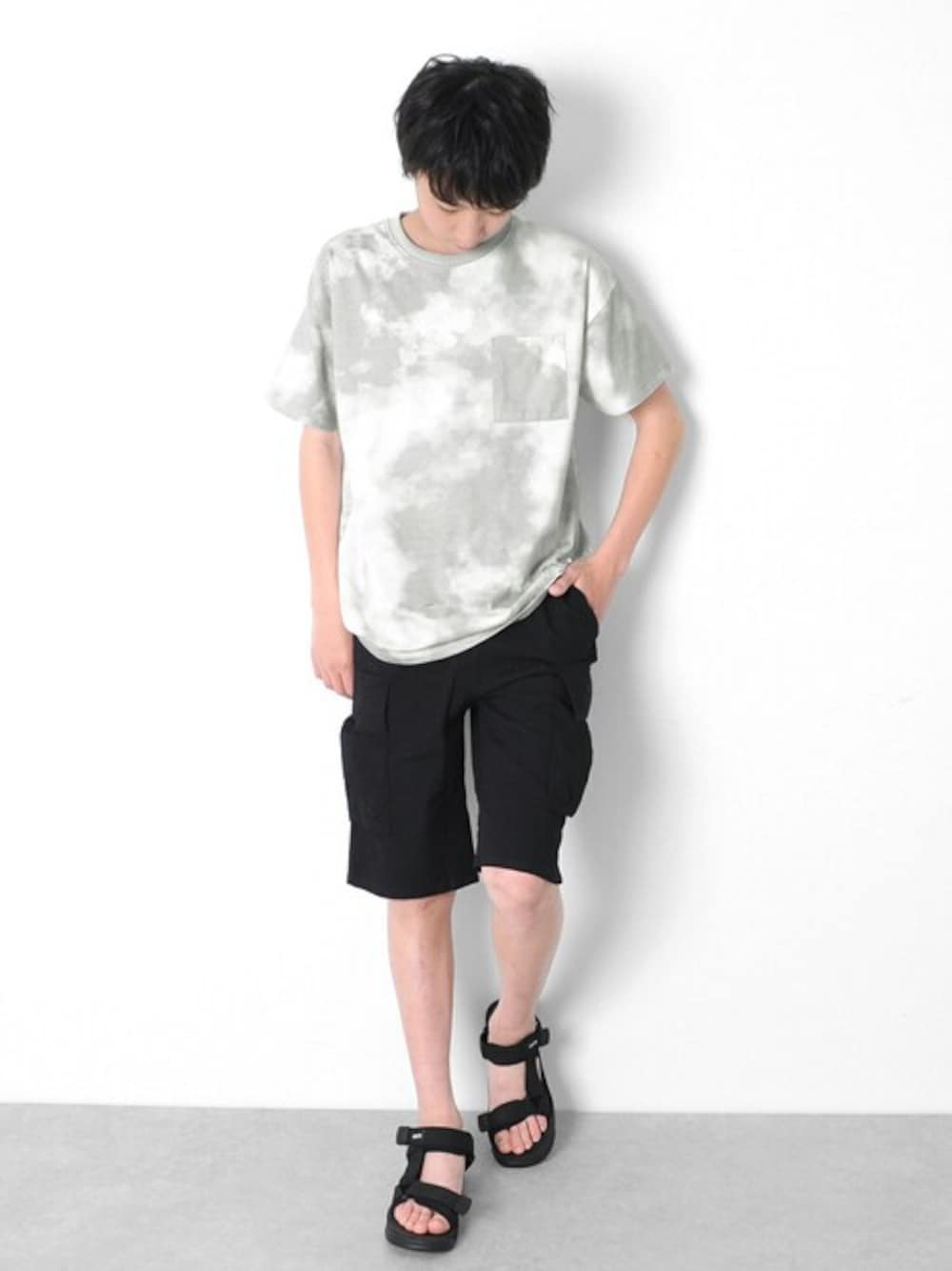 グレー系のTシャツ/カットソー、ブラック系のカーゴパンツを着用したキッズの春コーディネートの1枚目の写真