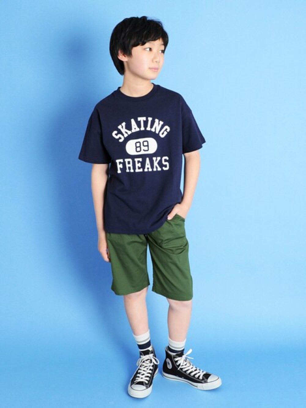 グリーン系のその他パンツ、ブルー系のTシャツ/カットソー、その他のソックス/靴下を着用したキッズの春コーディネートの1枚目の写真