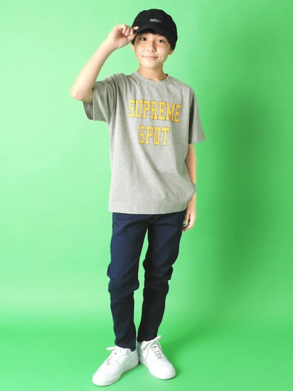 ブルー系のデニムパンツ、グレー系のTシャツ/カットソー、ブラック系のキャップを着用したキッズの春コーディネートの1枚目の写真