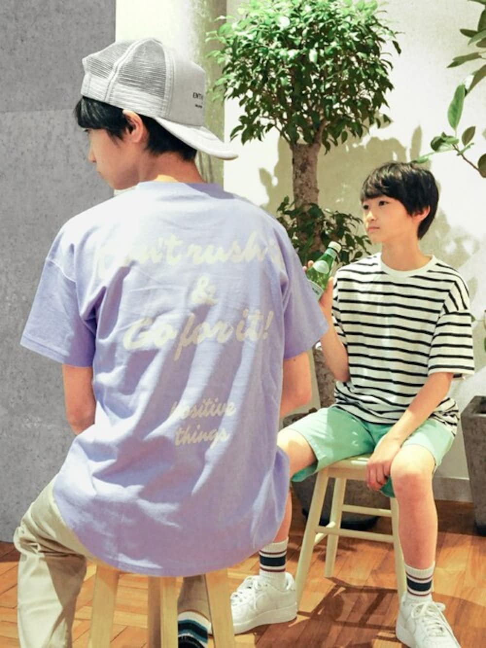 パープル系のTシャツ/カットソー、ベージュ系のその他パンツ、ブルー系のTシャツ/カットソーを着用したキッズの夏コーディネートの1枚目の写真