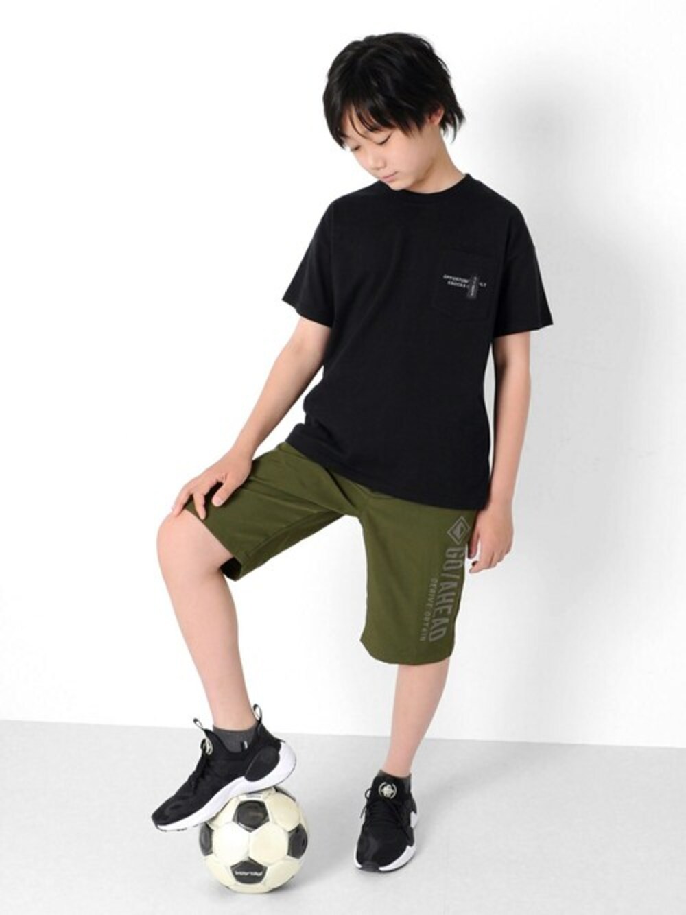 ブラック系のTシャツ/カットソー、グリーン系のその他パンツ、ホワイト系のソックス/靴下を着用したキッズの夏コーディネートの1枚目の写真