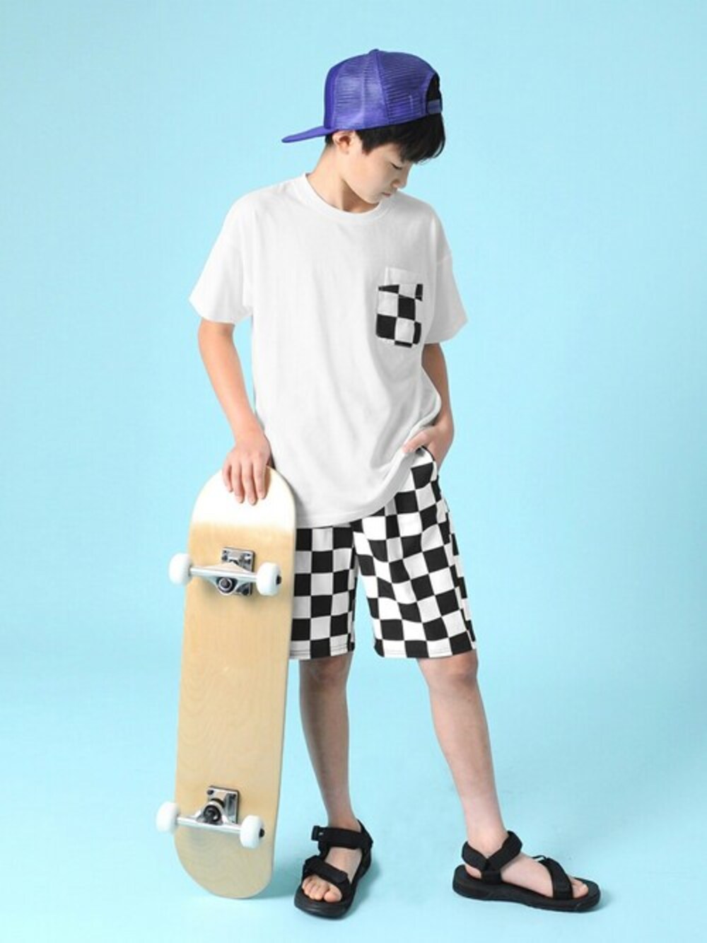 ホワイト系のTシャツ/カットソー、ブラック系のその他パンツ、パープル系のキャップを着用したキッズの夏コーディネートの1枚目の写真