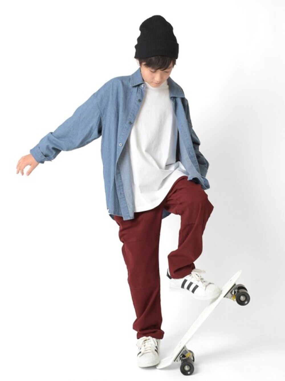 ホワイト系のTシャツ/カットソー、ブルー系のシャツ/ブラウス、レッド系のその他パンツを着用したキッズの冬コーディネートの1枚目の写真