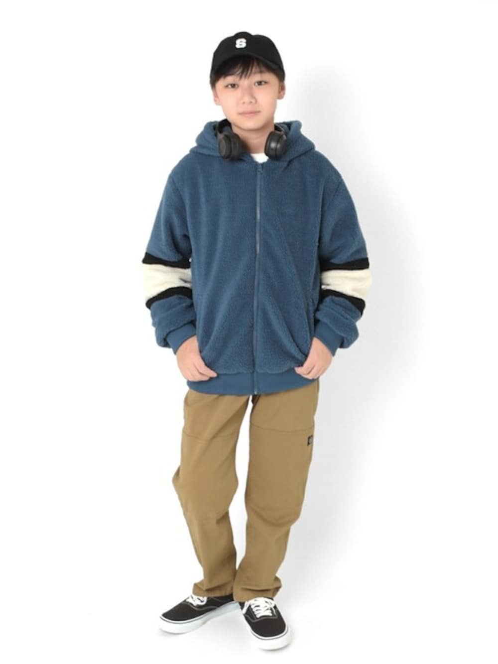 ブルー系のパーカー、ベージュ系のその他パンツ、ブラック系のキャップを着用したキッズの冬コーディネートの1枚目の写真