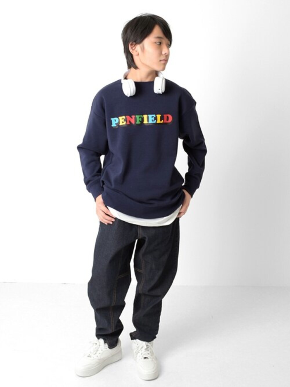 ブルー系のスウェット、ブルー系のその他パンツを着用したキッズの冬コーディネートの1枚目の写真