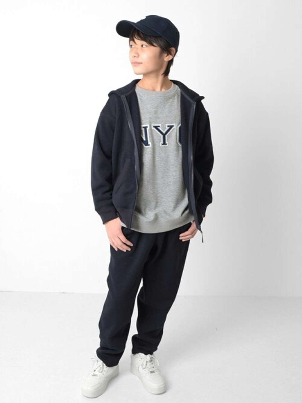 ブルー系のパーカー、グレー系のスウェット、ブルー系のその他パンツを着用したキッズの冬コーディネートの1枚目の写真