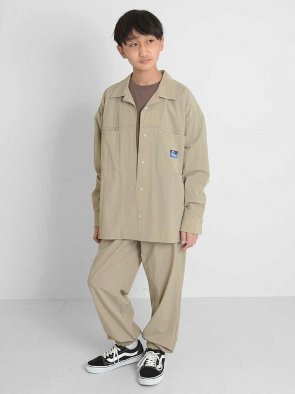 ブラウン系のTシャツ/カットソー、ベージュ系のシャツ/ブラウス、ベージュ系のその他パンツを着用したキッズの春コーディネートの1枚目の写真