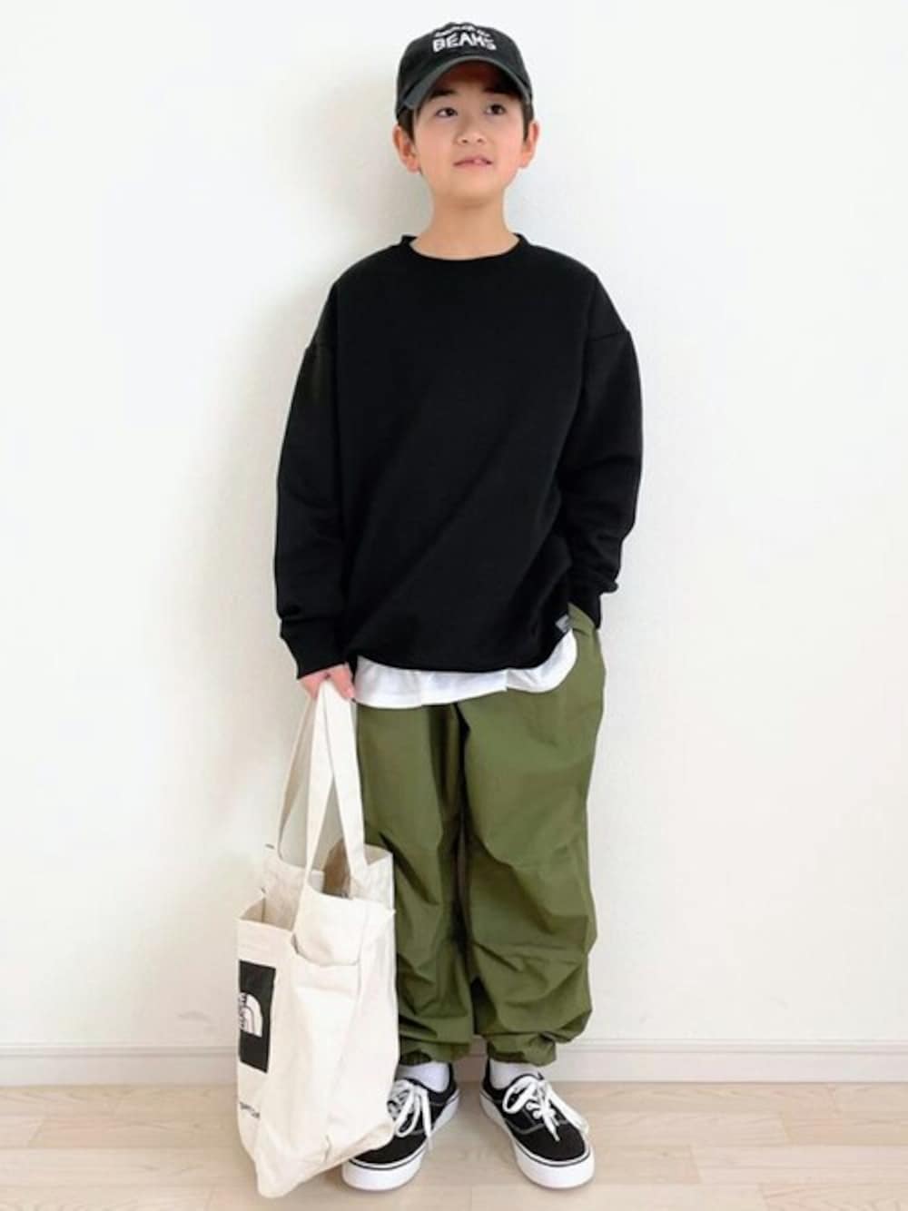 ブラック系のスウェット、グリーン系のその他パンツを着用したキッズの春コーディネートの1枚目の写真