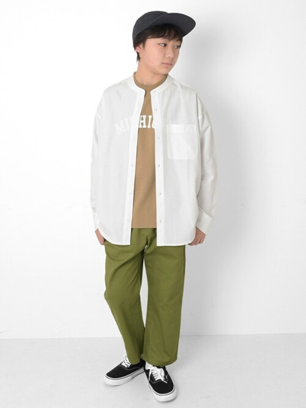 ホワイト系のシャツ/ブラウス、ベージュ系のTシャツ/カットソー、グリーン系のその他パンツを着用したキッズの春コーディネートの1枚目の写真