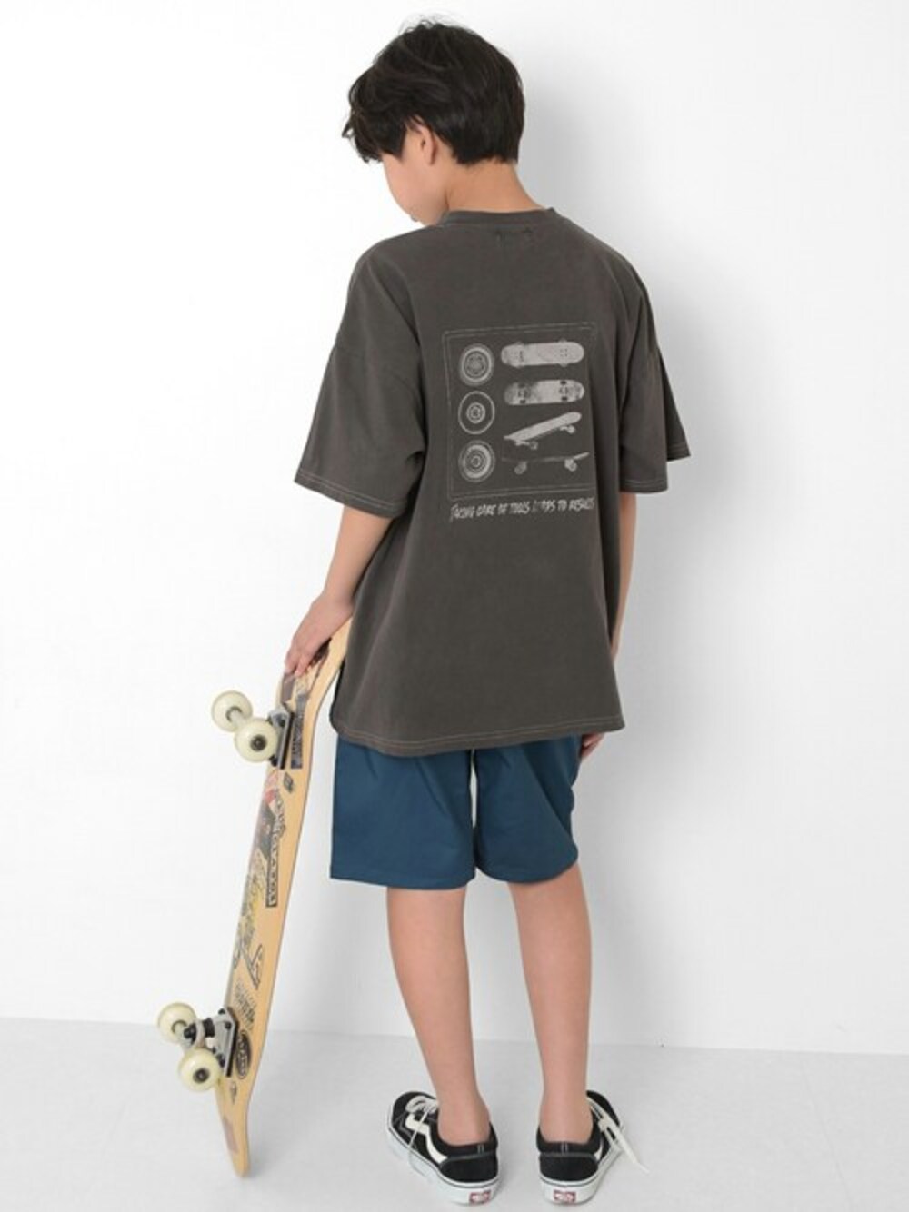 グレー系のTシャツ/カットソー、ブルー系のその他パンツを着用したキッズの夏コーディネートの1枚目の写真