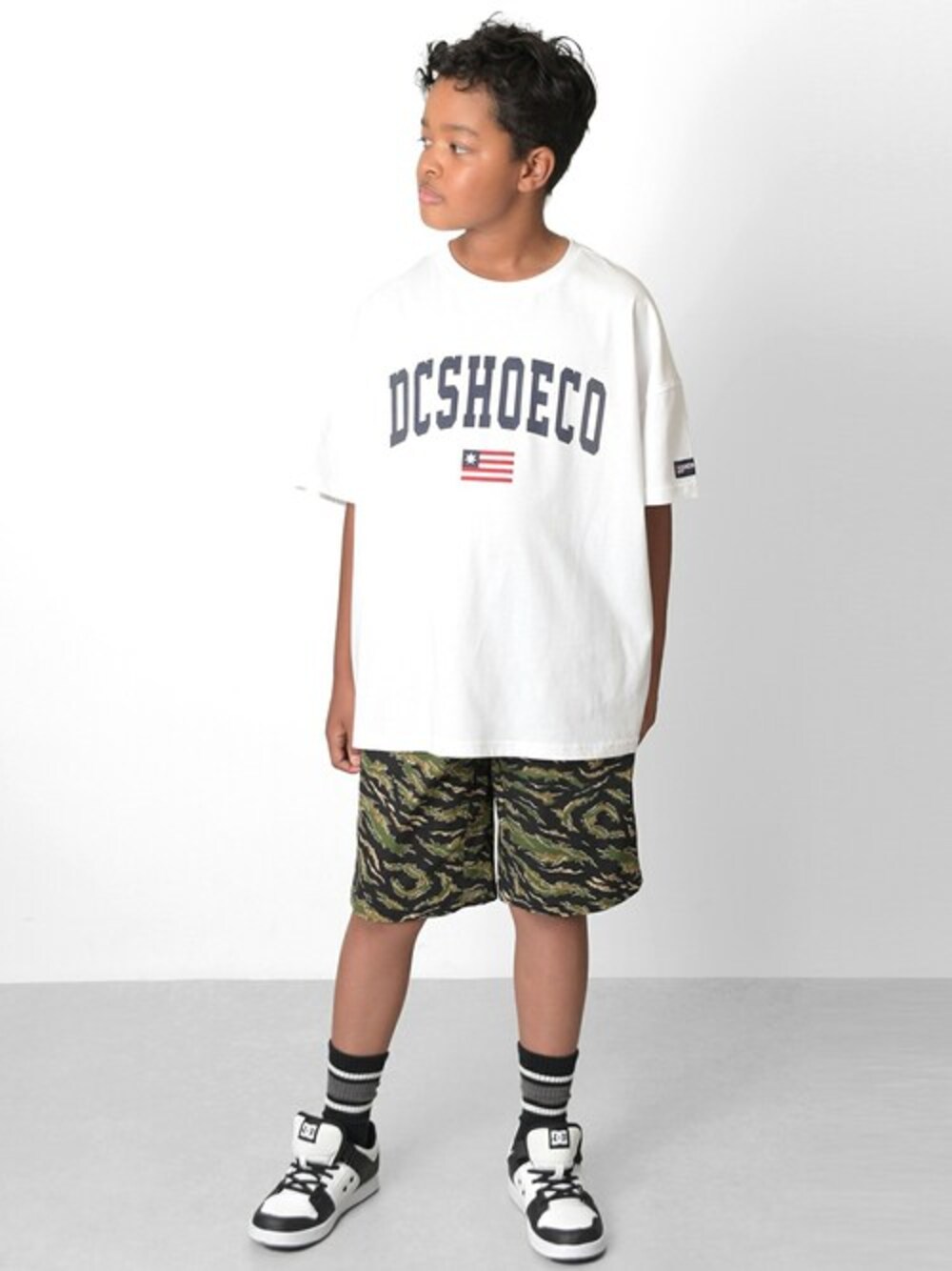 ホワイト系のTシャツ/カットソー、その他のその他パンツ、ブラック系のスニーカーを着用したキッズの夏コーディネートの1枚目の写真