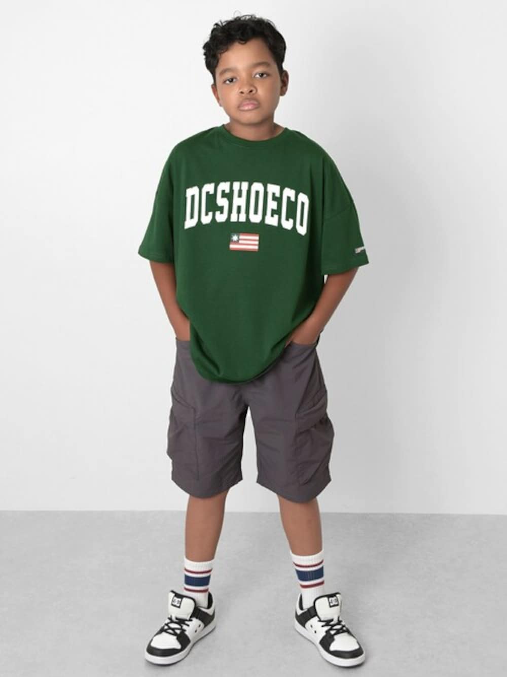 グリーン系のTシャツ/カットソー、グレー系のカーゴパンツ、ブラック系のスニーカーを着用したキッズの夏コーディネートの1枚目の写真