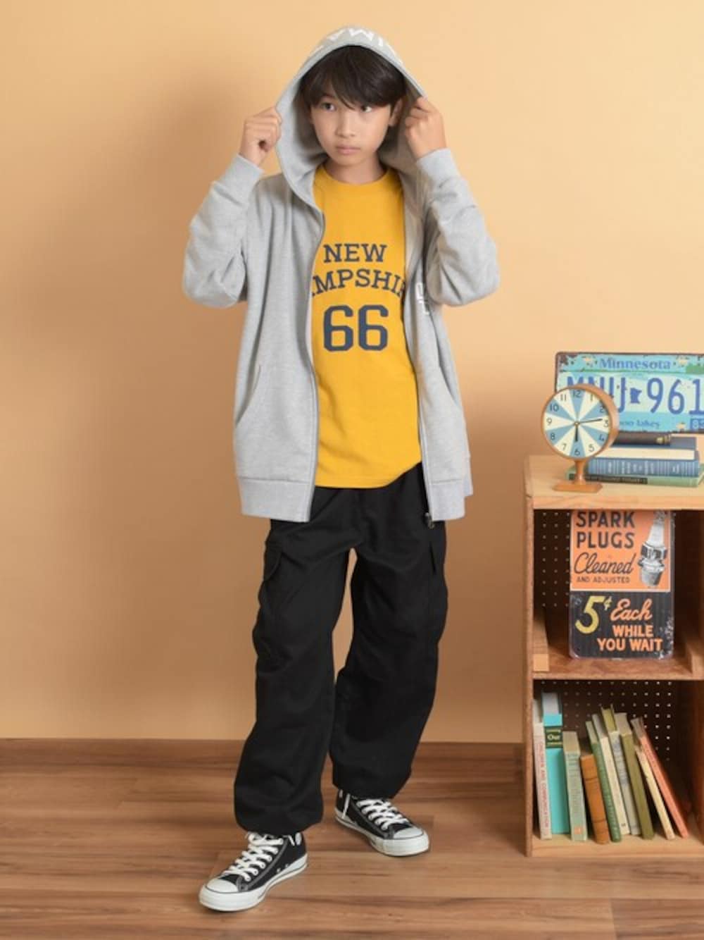 イエロー系のTシャツ/カットソー、グレー系のその他トップス、ブラック系のその他パンツを着用したキッズの秋コーディネートの1枚目の写真