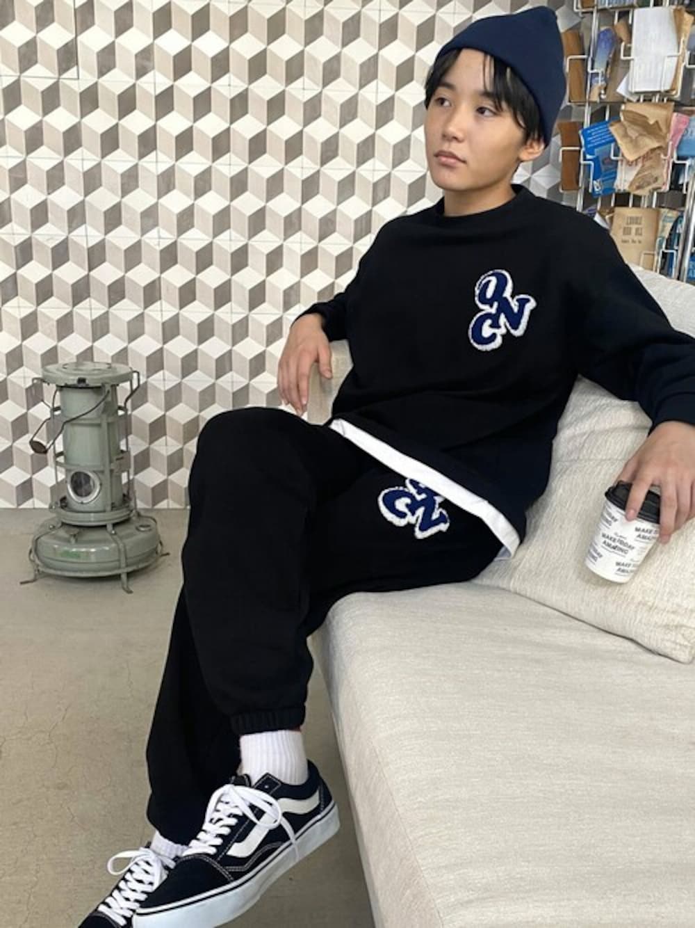 ブラック系のスウェット、ブラック系のその他パンツを着用したキッズの秋コーディネートの1枚目の写真