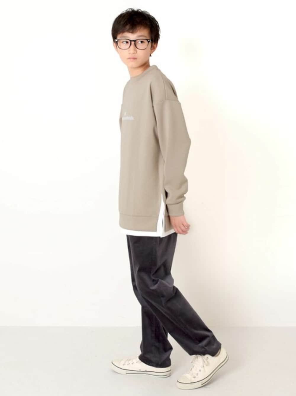ベージュ系のスウェット、グレー系のその他パンツを着用したキッズの秋コーディネートの1枚目の写真