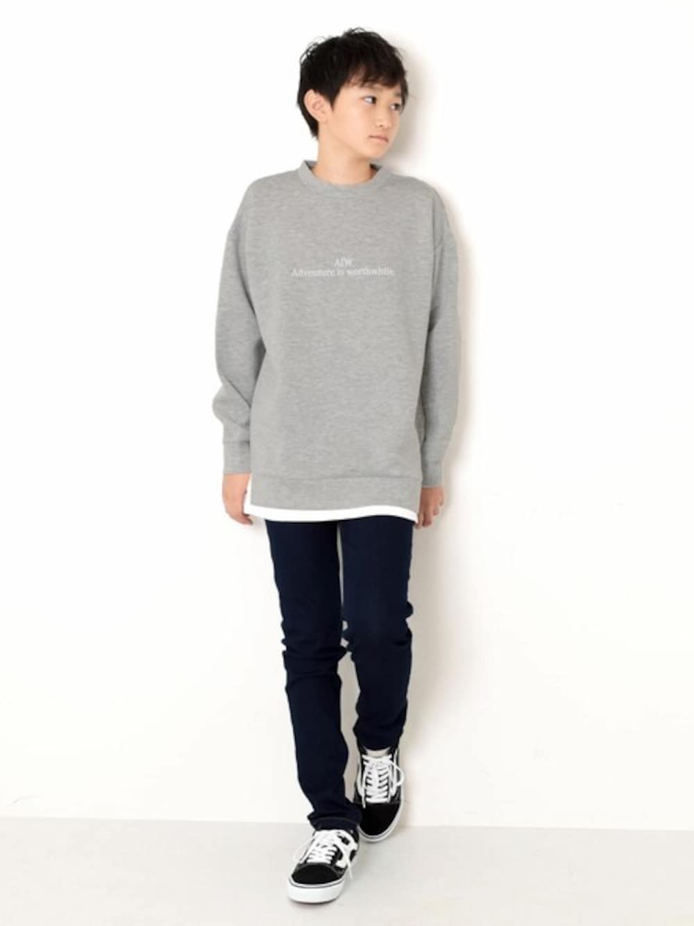 グレー系のスウェット、ブルー系のデニムパンツを着用したキッズの秋コーディネートの1枚目の写真