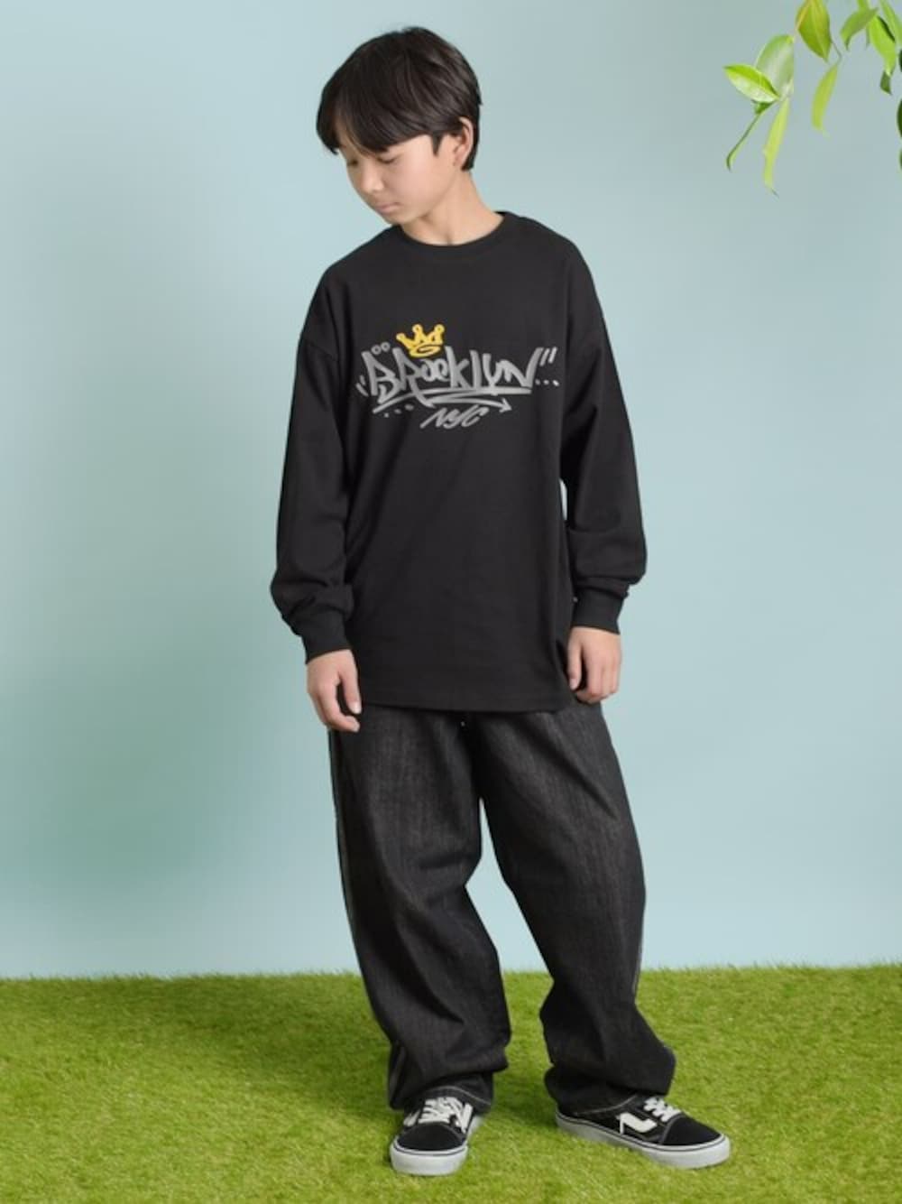 ブラック系のTシャツ/カットソー、ブラック系のその他パンツを着用したキッズの春コーディネートの1枚目の写真