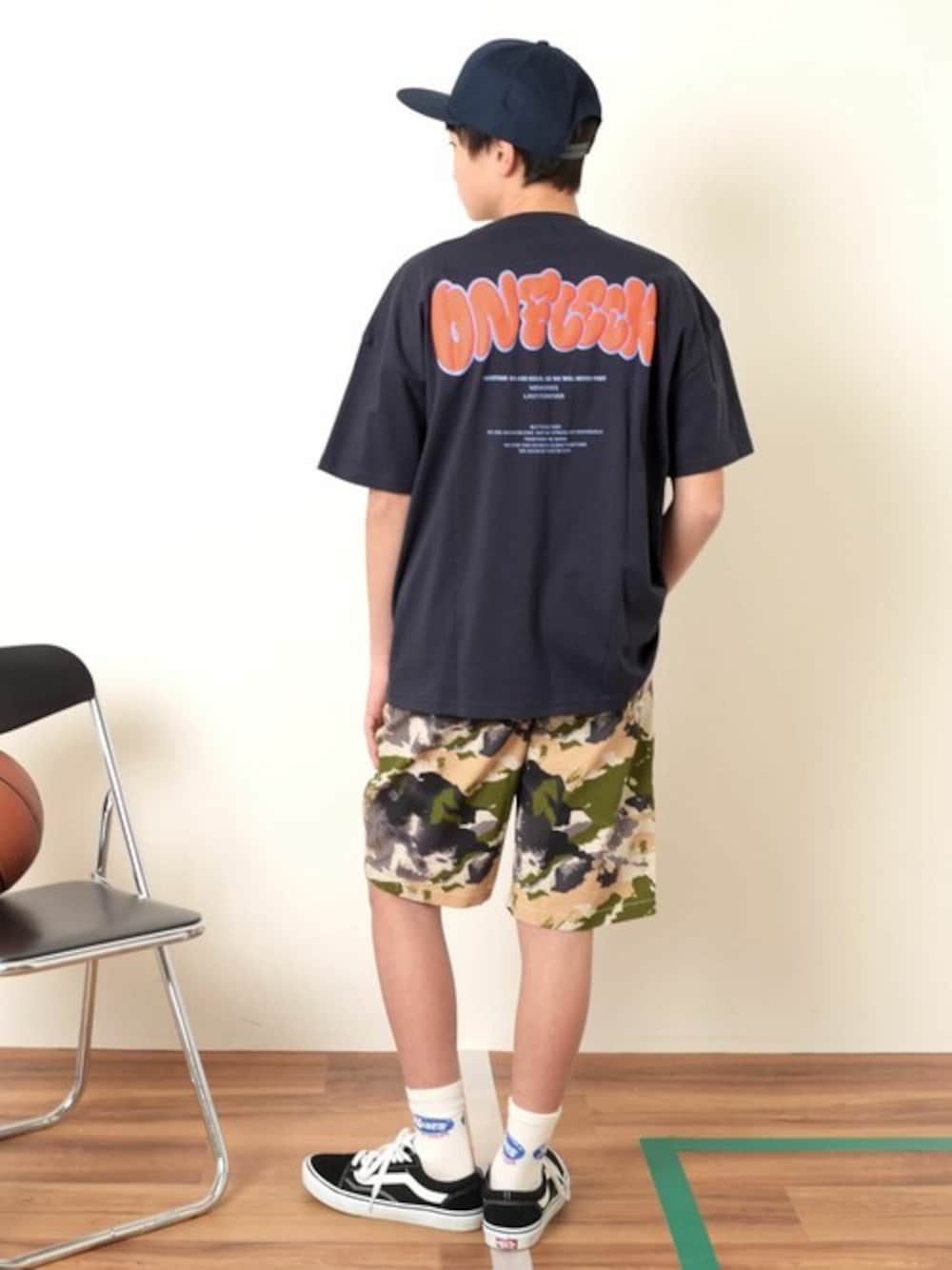 ブルー系のTシャツ/カットソー、その他のその他パンツを着用したキッズの春コーディネートの1枚目の写真