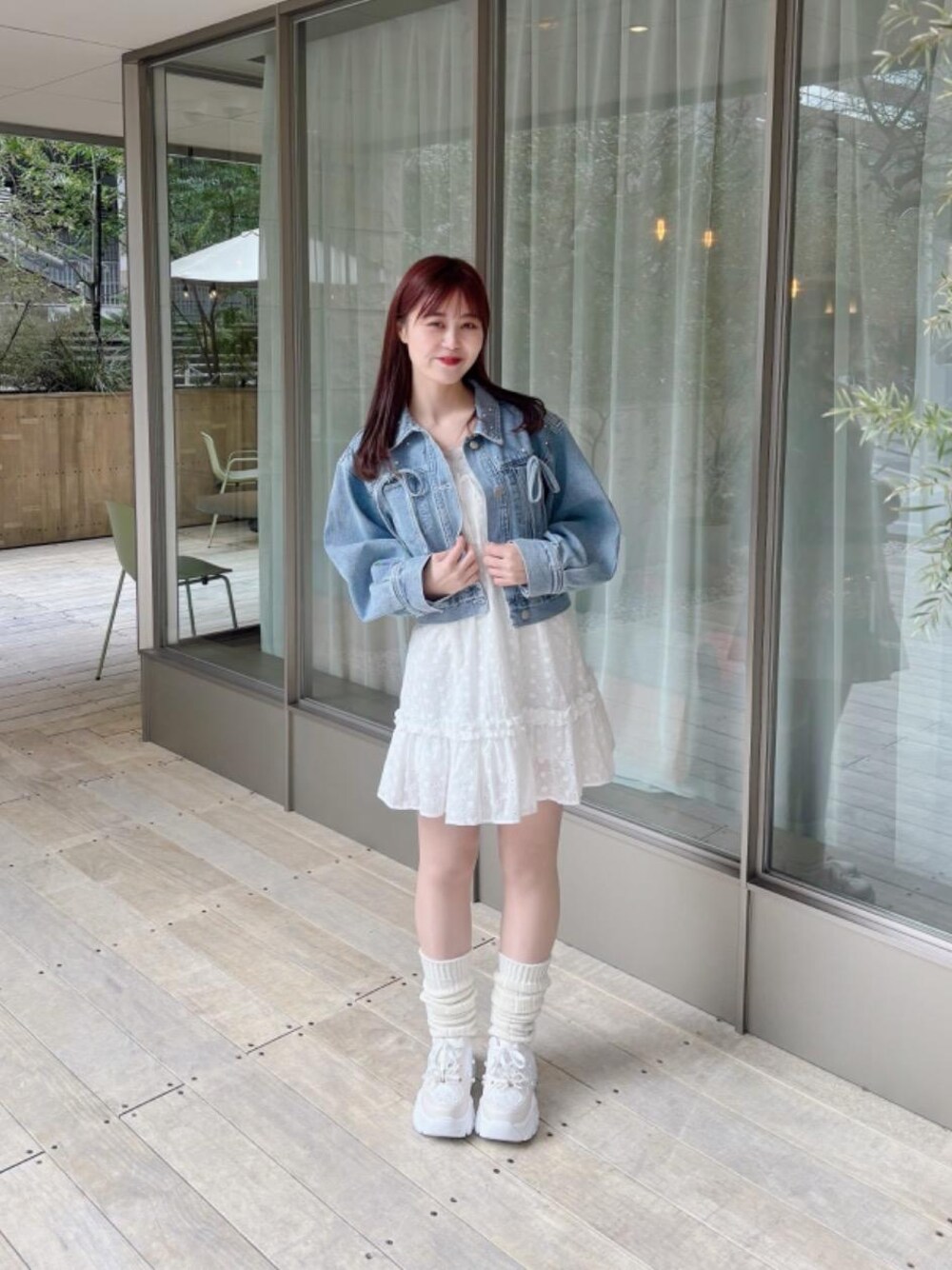 「デート、ガーリー、ミニ、MAJESTIC LEGON、マジェスティックレゴン、骨格ウェーブ、イエベ春、標準身長、フェミニン 」｜「MAJESTIC LEGONの2WAYデコリボンスニーカー（スニーカー、ホワイト系）」を使った、さぁやんさん（レディース・158cm）の冬コーディネートの1枚目の写真