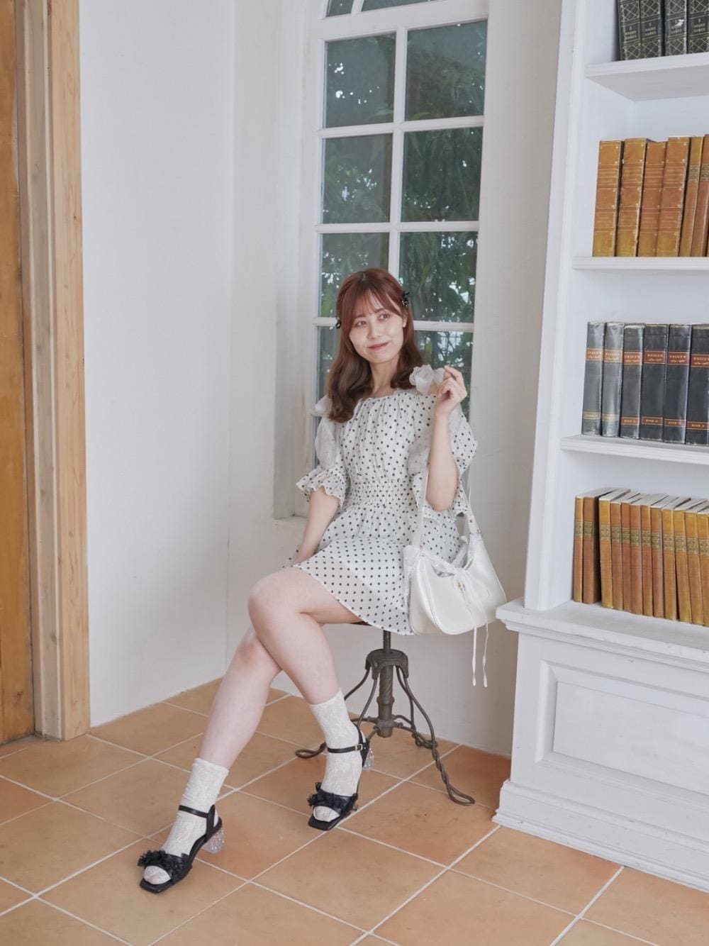 「デート、ミニ、MAJESTIC LEGON、マジェスティックレゴン、骨格ウェーブ、韓国っぽ、イエベ春、標準身長、フェミニン 」｜「MAJESTIC LEGONのパールクリアヒールリボンサンダル（サンダル、ブラック系）」を使った、さぁやんさん（レディース・158cm）の春コーディネートの1枚目の写真