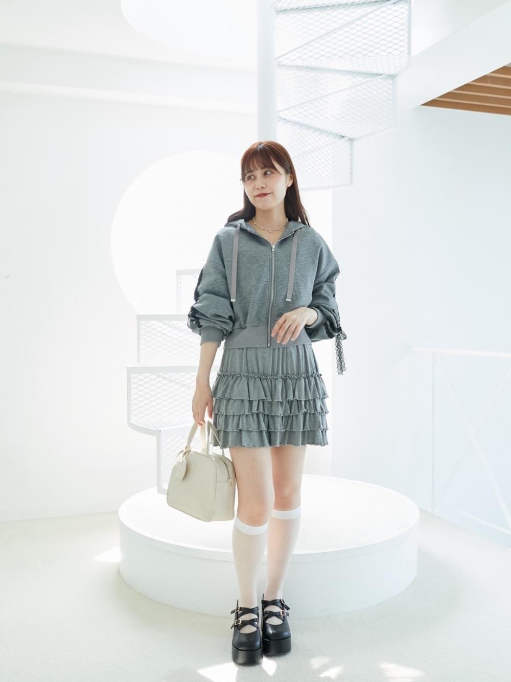「ガーリー、ミニ、MAJESTIC LEGON、マジェスティックレゴン、骨格ウェーブ、韓国っぽ、イエベ春、標準身長」｜「MAJESTIC LEGONのダブルクロス厚底シューズ（その他シューズ、ブラック系）」を使った、さぁやんさん（レディース・158cm）の夏コーディネートの1枚目の写真