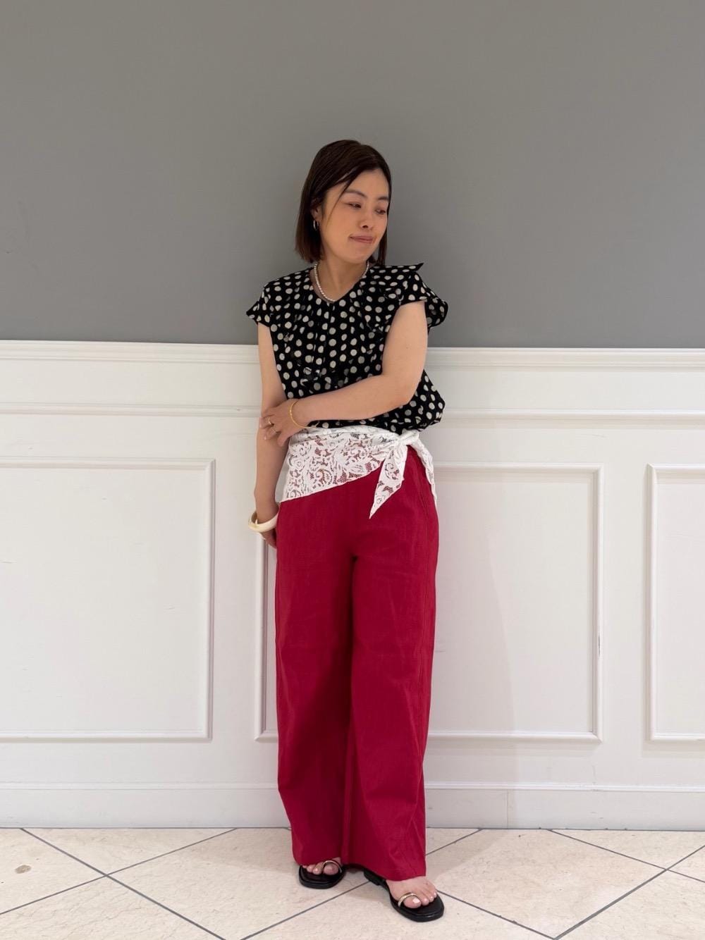 レッド系のその他パンツ、ブラック系のシャツ/ブラウス、ホワイト系のストール/ショールを着用したレディースの夏コーディネートの1枚目の写真