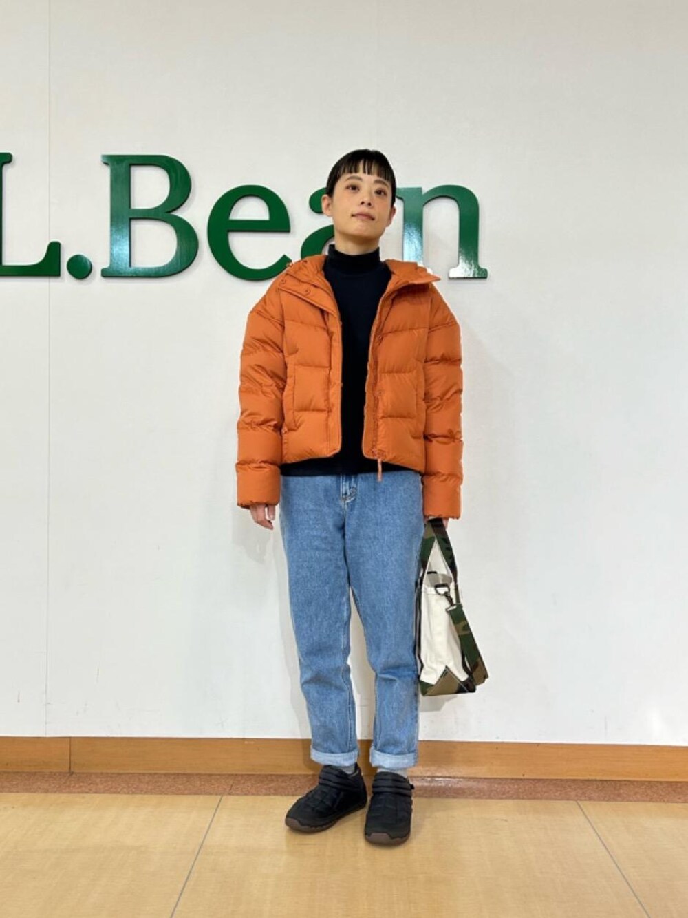 その他のトートバッグを着用したレディースの冬コーディネートの1枚目の写真