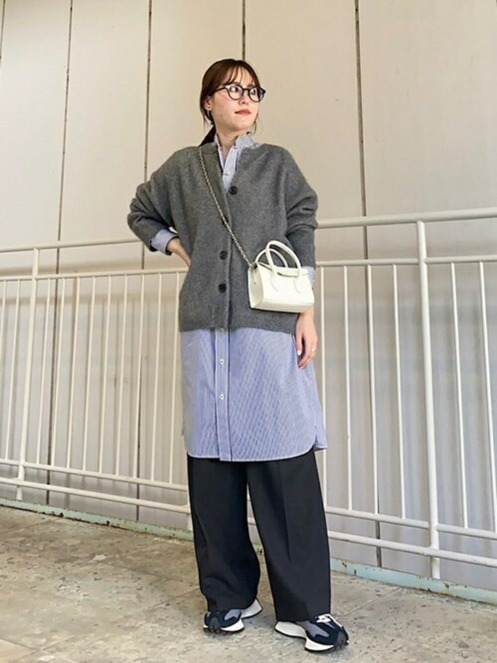 「スニーカー、シンプル、ニットカーディガン、レイヤードスタイル、大人カジュアル、ワイドパンツ、ストライプシャツ、ミニバッグ、SHIPS for women、シャツチュニック」｜「TICCAのTICCA:〈手洗い可能〉スタンドチュニック（シャツ/ブラウス、ブラック系）」を使った、小林さん（レディース・153cm）の秋コーディネートの1枚目の写真
